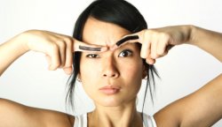 Как научиться поднимать одну бровь? Как научиться поднимать одну бровь?