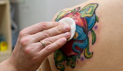 Как ухаживать за татуировкой в первые дни? Как ухаживать за татуировкой в первые дни?